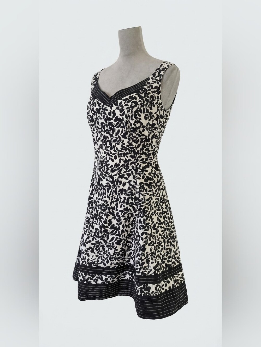 Jones Wear Black & White Leaf-Print V-Neck Fit-and-Flare Mini Dress